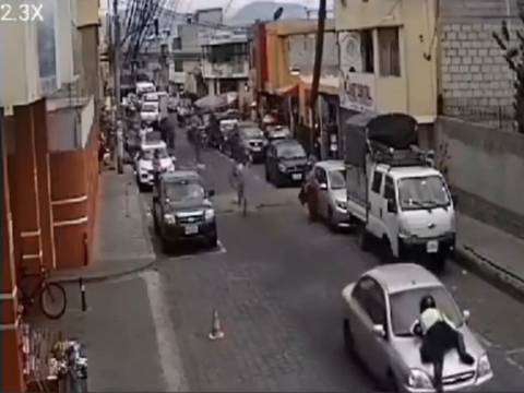 Conductor intentó darse a la fuga, pero agente de tránsito se aferró a capó de vehículo en Calderón, norte de Quito