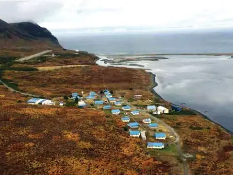 Pueblo en Alaska que podría perder fondos educativos recibe miles de peticiones de familias dispuestas a mudarse