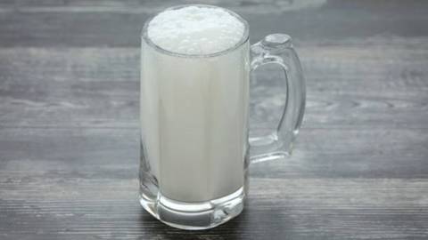 Así puedes preparar el suero de leche casero que mejora la digestión, aporta calcio y protege los huesos