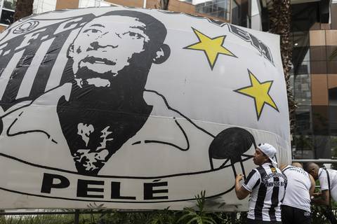 Santos empezó los homenajes a Pelé: Yéferson Soteldo muestra cómo quedará la corona colocada arriba del escudo del equipo