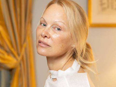 Pamela Anderson irradia belleza sin maquillaje en la alfombra roja de los British Fashion Awards