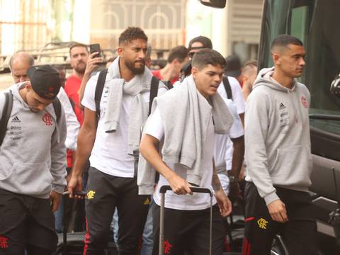 Con cánticos y voces de aliento, los hinchas de Flamengo reciben a su equipo en Guayaquil para la final de la Copa Libertadores