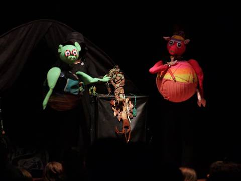 Una obra sobre los tres cerditos en versión marioneta se presenta en El Altillo