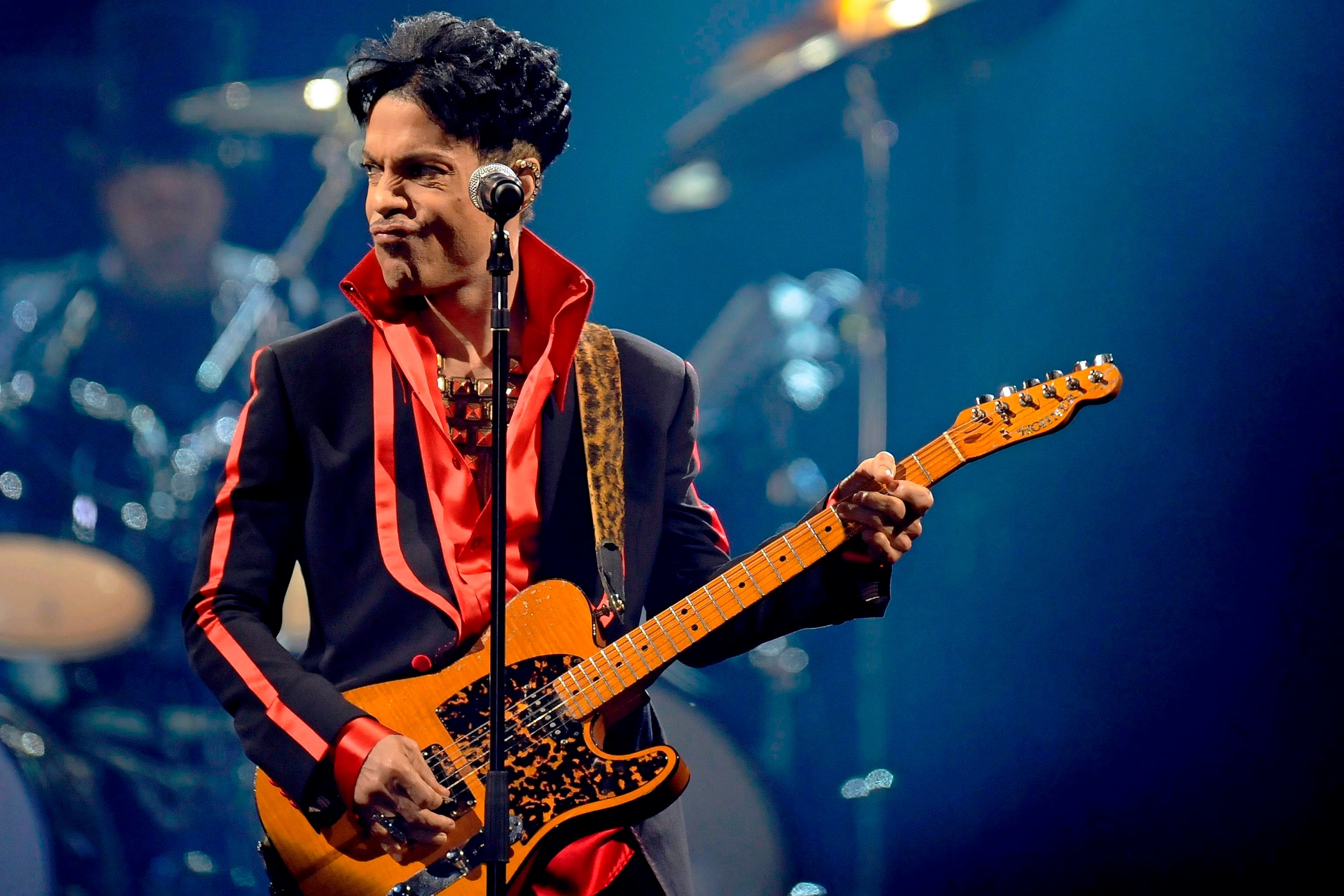 Prince “murió más veces que David Bowie”; esritor expone los ‘alter ego’ del cantante