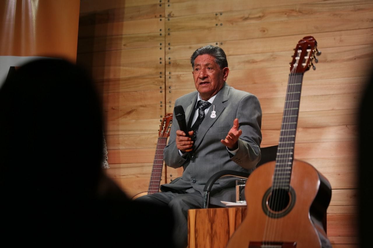 Frank Sinatra y Pablo Milanés son algunos de los artistas que han tenido  instrumentos elaborados por el ecuatoriano Olivo Chiliquinga Espín