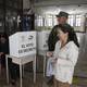 ‘Siempre he votado aquí y no quiero irme’: voto asistido se realiza en recintos electorales de Quito