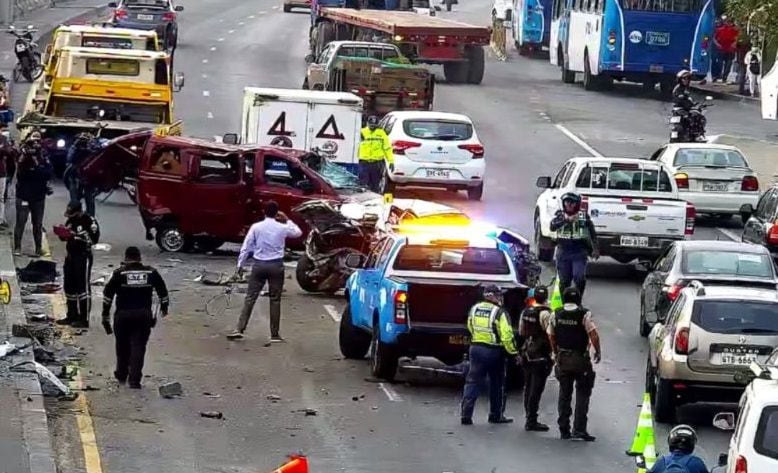 Tráiler impactó automóvil y furgoneta que iba con niños en la vía Perimetral; menor falleció y otra quedó herida 