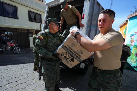 ¿Qué se juegan las Fuerzas Armadas este domingo, 21 de abril, con el resultado de la consulta popular en Ecuador?