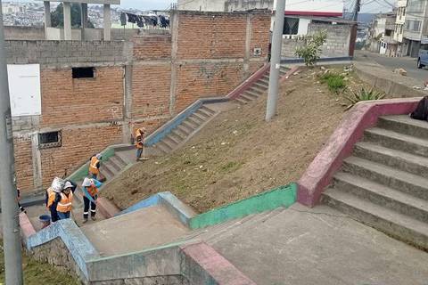 Se inicia rehabilitación del mirador y escalinatas de la avenida Flavio Alfaro, en el norte de Quito 