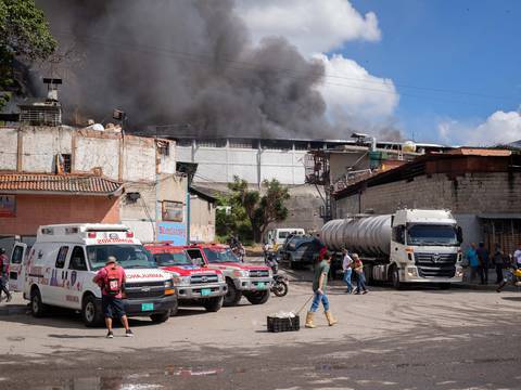 Venezuela denuncia que incendio en almacén sanitario fue provocado