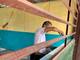 ‘Ya pintamos las bancas y paredes, luego arreglaremos las ventanas’: padres en Guayaquil realizan mingas en planteles fiscales antes del inicio de clases de este 6 de mayo