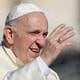El papa Francisco celebra el Ángelus tras su operación