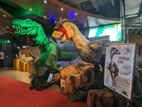 Los dinosaurios se instalan en el malecón del Salado con La jungla, la nueva atracción familiar en Guayaquil