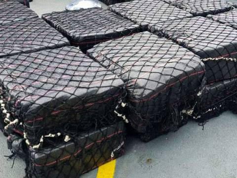 Prisión preventiva para dos sujetos por transportar en lancha 1.320 paquetes de cocaína en Manta