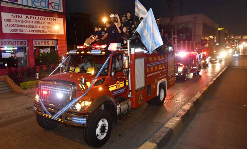 Dramaturgo préstamo marxismo Con sirenas y banderas los bomberos celebraron a Guayaquil | Comunidad |  Guayaquil | El Universo