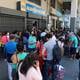 Alta afluencia de padres de familia en papelerías y mercados de Guayaquil para comprar útiles escolares
