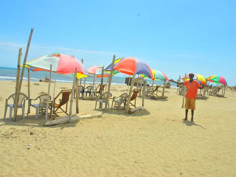 Playa de Las Palmas, de Esmeraldas, cerrada: pequeños comerciantes afectados por derrame de hidrocarburos