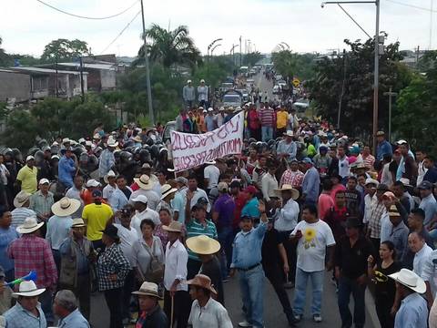 Arroceros bloquearon por cuatro horas el puente de Tarifa, en la vía hacia Guayaquil