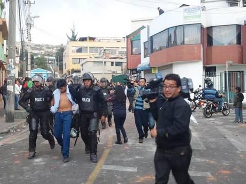 74 detenidos por manifestaciones fuera de colegio Montúfar