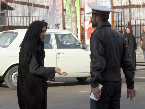 Irán sustituirá la policía de la moral con tecnología, pero igual seguirá controlando las vestimentas de las mujeres