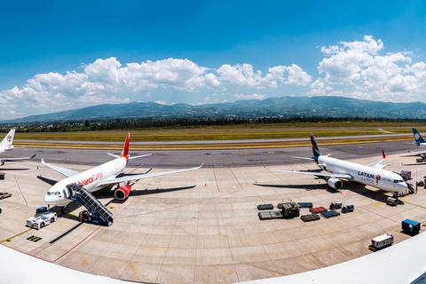 42 vuelos serán reprogramados por mantenimiento de la pista del aeropuerto de Quito 