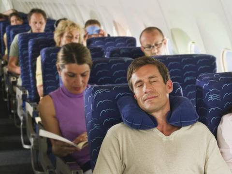 Qué puedes hacer para dormir mejor en un vuelo de larga distancia, según una experta en salud del sueño