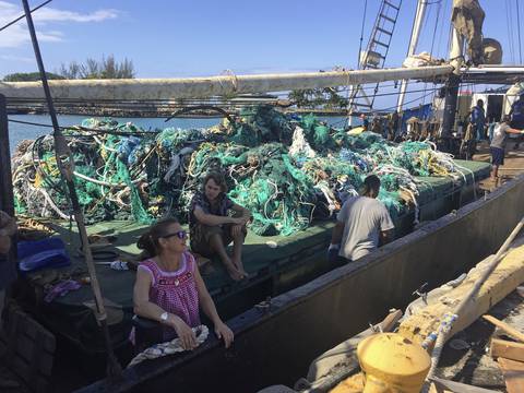 40 toneladas de redes pesqueras son retiradas del Oceáno Pacífico