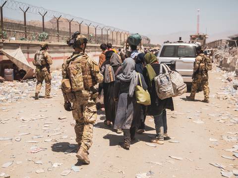 G7 pide a talibanes permitir evacuaciones luego del 31 de agosto, pero EE. UU. se mantiene firme en retirada de tropas