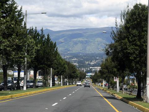 Construcción de rampa vehicular sobre autopista Rumiñahui se reanudaría en julio por cambio de material