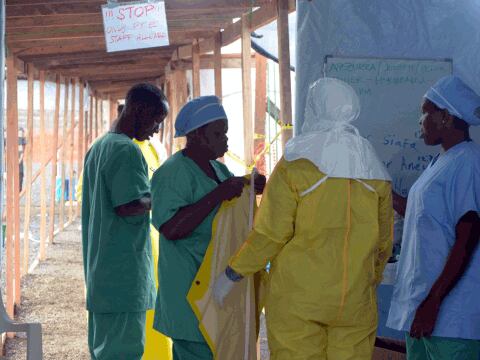 Infección de personal médico, un obstáculo para combatir el ébola, dice OMS