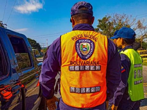 Madre ataba de manos y pies a su hijo enfermo de 13 años y lo dejaba en una “jaula de madera”: al parecer lo hacía desde que tenía 6 años y la Policía lo rescató