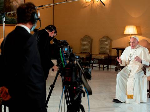 El papa Francisco en un documental en Netflix llama a los jóvenes a hablar con sus mayores 
