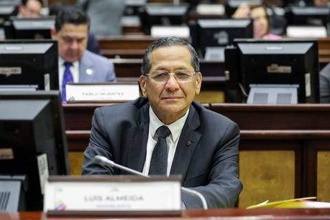 ‘Nadie de mis amigos y clientes se ha beneficiado de una sentencia’, responde el político Luis Almeida ante una aparente conversación con Mayra S. M.