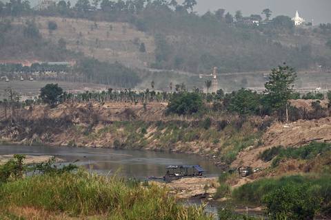 Junta militar de Birmania reconoce ataque aéreo contra una aldea que dejó decenas de muertos 