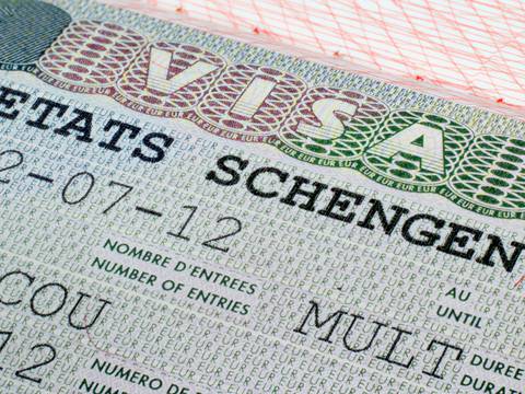¿Cuáles son los requisitos que Ecuador aún no cumple para obtener la eliminación del visado Schengen?