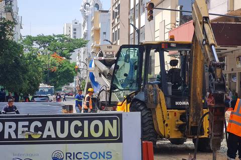 Colector ya fue instalado en calle Rumichaca y 10 de Agosto, obra seguirá en la Clemente Ballén