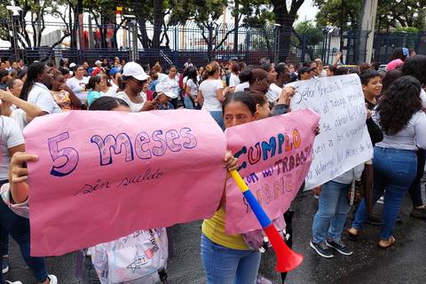Organizaciones que laboran con MIES llegan a Gobernación del Guayas a reclamar pagos por cinco meses