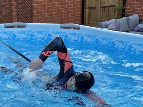 Juegos Olímpicos de Tokio: la increíble historia del adolescente que pasó de entrenar en una piscina de lona en el jardín de su casa a ganar el oro olímpico