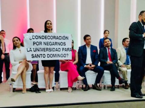 Pifias y gritos en entrega de condecoración a la exasambleísta Viviana Veloz en Santo Domingo de los Tsáchilas