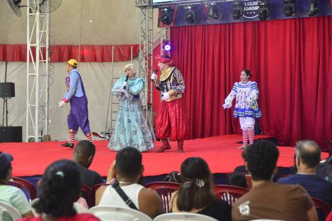 ‘Venimos a pasar un rato de diversión’: familias guayaquileñas disfrutan de show gratuito en el Festival de la Alegría, en el sur