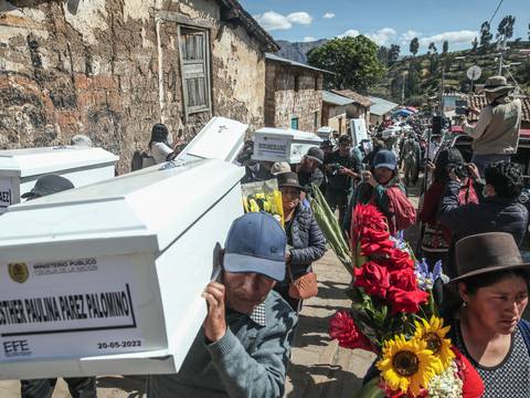 Familias dan el último adiós a las víctimas del “carnicero de los Andes”, la masacre cometida en Perú en 1985