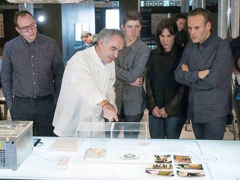 Ferran Adriá se pone chaqueta y cocina para hablar de elBulli
