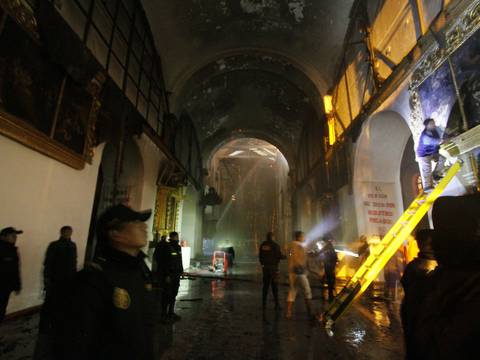 Fuego arrasó con templo católico peruano