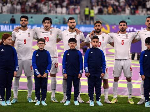 Los futbolistas de Irán vuelven a cantar su himno nacional antes del partido de la Copa Mundial de Estados Unidos tras advertencia de Teherán