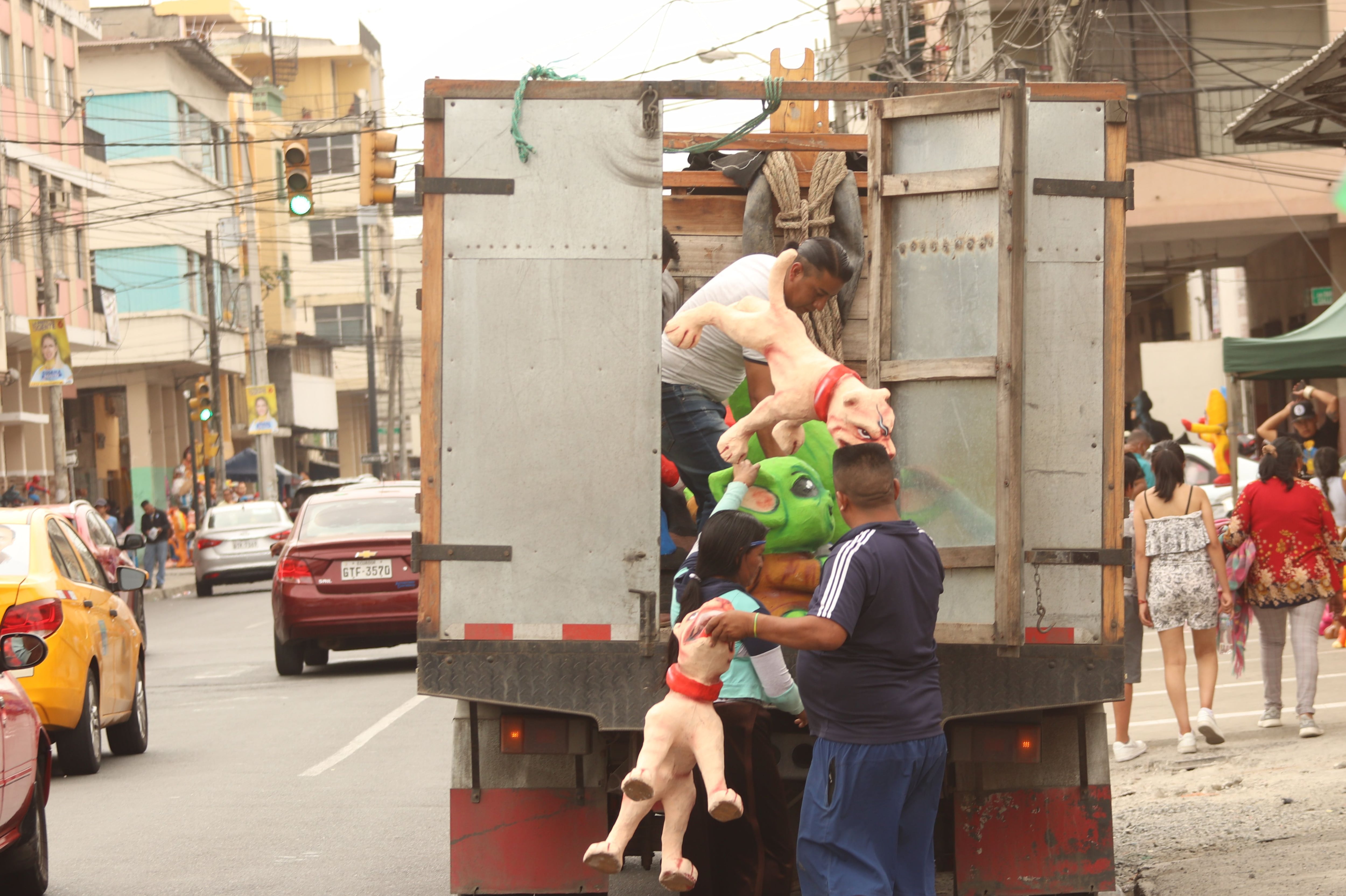 De Guayaquil salen camiones con monigotes para abastecer a otras ciudades del país