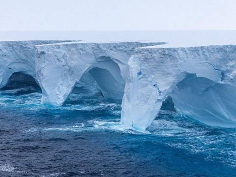 Las impresionantes cuevas y arcos creados por el deshielo en el iceberg más grande del mundo