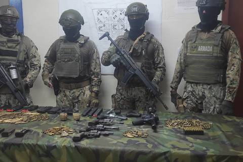 Un fusil, pistolas, granadas y municiones fueron encontrados en la cárcel regional de Guayas