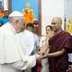 Papa Francisco visitó de improviso un templo budista en Sri Lanka