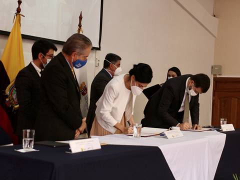 Ecuador firmó convenio para tratamientos de pacientes con cáncer con la Clínica Universidad de Navarra que también contempla formación de profesionales