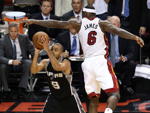 Spurs golpean al campeón al ganar de visita en Miami